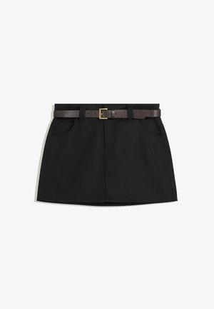 Črna krila s preprostim dizajnom, opremljena z dvema sprednjima žepoma in rjavim pasom z zlatim sponko. Gladka tkanina s minimalističnim slogom.