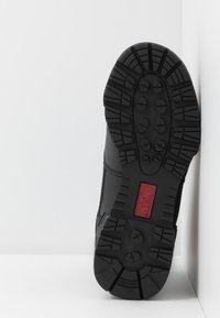 Magnum Boots Šněrovací kotníkové boty - black