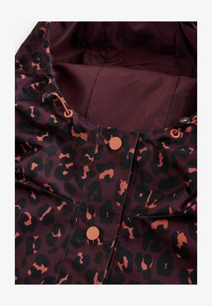 Zbliżenie na bordową kurtkę z czarnym i pomarańczowym wzorem w panterkę, wyposażoną w pomarańczowe zatrzaski i regulowane sznurki kaptura.