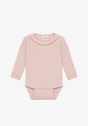 Lichtroze rompertje met lange mouwen, geribbelde textuur, afgeronde kraag met kantafwerking en drukknoopsluitingen aan de onderkant. Merketiket zichtbaar.