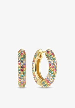 Guld hoops örhängen prydda med flerfärgade ädelstenar, med en slät yta och intrikata detaljer på den yttre ytan.