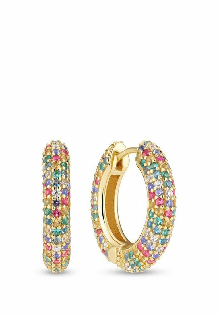 Guld hoops örhängen prydda med flerfärgade ädelstenar, med en slät yta och intrikata detaljer på den yttre ytan.