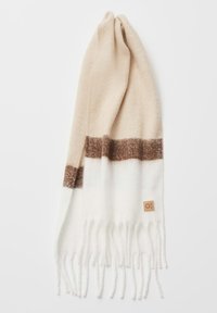 Beige-weißer Schal aus weichem Stoff, mit einem braunen horizontalen Streifen und fransigen Enden. Ein kleines Markenetikett ist sichtbar.