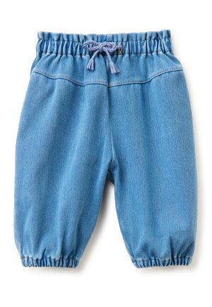 Hellblaue Jeanshosen für Kleinkinder mit elastischem Bund und Bündchen, vorne mit einer passenden blauen Kordel in Schleifenform gebunden.