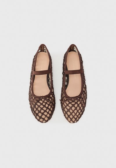 Braune geflochtene Ballerinas mit einem Netzdesign, abgerundetem Schuhspitzen und einem doppelten Riemen über dem Spann. Weiche Innenausstattung sichtbar.