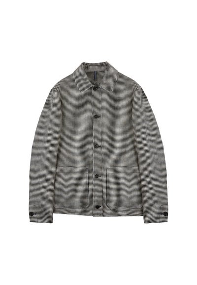 Kurtka w kratkę w czerni i bieli, z kołnierzem, z przodu zapinana na guziki oraz z dwoma bocznymi kieszeniami. Tkanina ma teksturowane wykończenie.