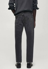 Jeans in denim grigio con una vestibilità dritta e una texture leggermente sbiadita, dotati di due tasche posteriori e cuciture a contrasto.