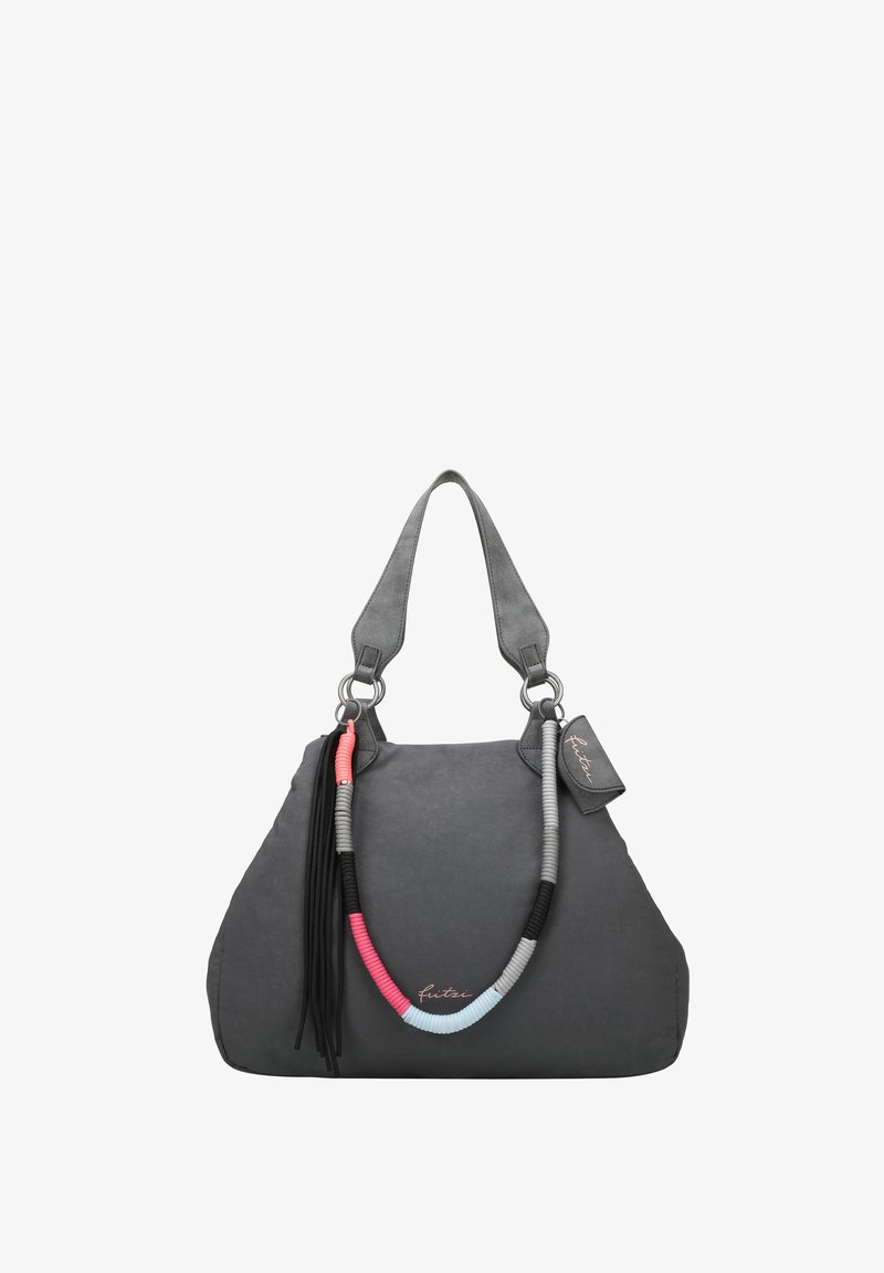 Sac fourre-tout en tissu gris avec une forme structurée, doté d'une anse tressée dans des tons noir, rouge, gris et bleu, ainsi qu'un détail de pampille.