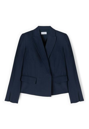 Blazer entallado azul marino con solapas de muesca, mangas largas, bolsillos delanteros con solapa y detalles de costuras verticales sobre un fondo blanco.