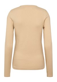 Beige långärmad topp med ribbad struktur, rund halsringning och figurnära passform. Tyget verkar mjukt och stretchigt med en slät yta.