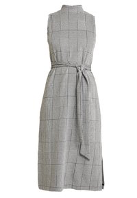 Vestido gris a cuadros con un cuello alto, diseño sin mangas, cinturón de tela, aberturas laterales y una apariencia texturizada.