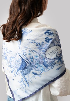 Foulard en soie bleu et blanc avec des illustrations détaillées d'animaux et de fleurs ; bordé d'une finition bleu marine ; texture légère et lisse.