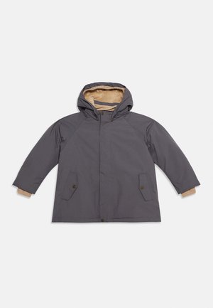 Casaco de inverno cinzento com capuz, dois bolsos com aba e forro bege visível no interior do capuz e dos punhos.