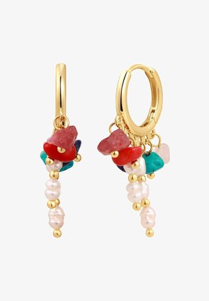 Zlaté kruhové náušnice s partičkou textúrovaných drahokamov v červenej, modrej, zelenej a ružovej farbe, medzi ktorými sú vkladané biele perlové akcenty.