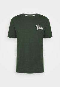 Zelené bavlněné tričko s krátkým rukávem, s bílým logem "Gant" na levé části hrudníku. Hladká textura a klasický design s kulatým výstřihem.