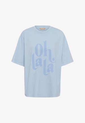Világoskék, túlméretezett rövid ujjú póló, amelyen elöl nagy, stílusos, kissé sötétebb kék betűkkel az "oh la la" felirat látható.