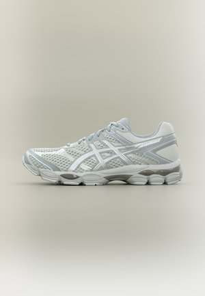 Chaussure de course gris clair avec tige en mesh, semelle amortie et lacets, conçue pour une utilisation sportive sur un fond neutre.