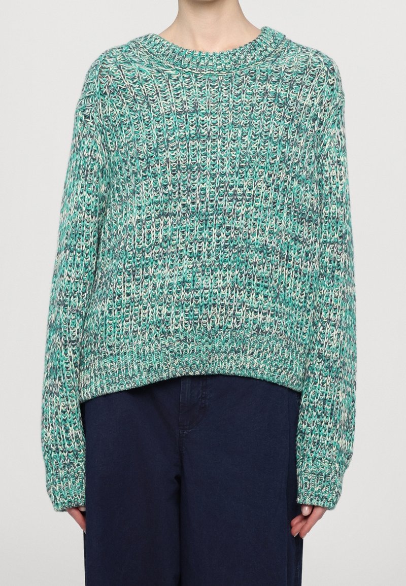 Strickpullover in Türkis, mit lässiger Passform, gerippter Struktur und rundem Ausschnitt. Kürzere Länge und lange Ärmel mit dezenten Musterdetails.