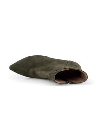 Botín de ante verde hasta el tobillo con punta afilada, cierre de cremallera y suave forro interior. Textura lisa con un diseño minimalista.