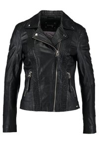 Veste de moto en cuir noir avec panneaux verticaux texturés, fermeture éclair asymétrique, poches latérales zippées et revers à boutons-pression.