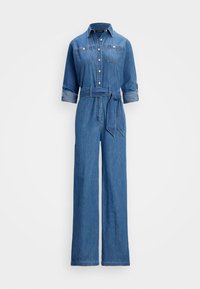 Jumpsuit en denim bleu moyen, avec un devant à boutons, deux poches poitrine, des manches retroussées, une taille ceinturée et une silhouette évasée.