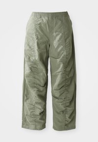 Olijfgroene, lichtgewicht broek met elastische tailleband, voorzien van plooitextuur langs de zijkanten en een brede pijp.