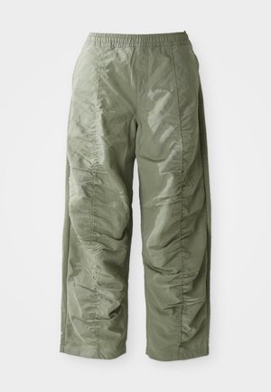 Pantalones livianos de color verde oliva con cintura elástica, que presentan una textura fruncida a lo largo de los lados y un corte de pierna ancha.