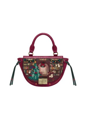 Borsa bordeaux con ricamo a tema natalizio raffigurante un albero decorato, scaffali con libri, animali e una ghirlanda in un ambiente accogliente.