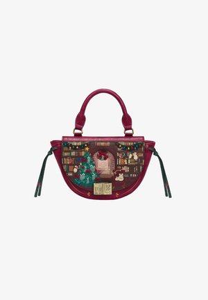 Borsa bordeaux con ricamo a tema natalizio raffigurante un albero decorato, scaffali con libri, animali e una ghirlanda in un ambiente accogliente.