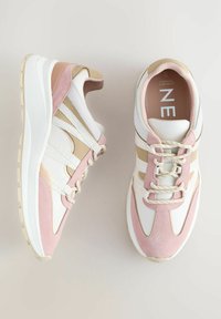 Sneakers med en blandning av rosa mocka, vit mesh och beige detaljer. Tjock vit sula och texturerade snörningar förstärker den sportiga designen.