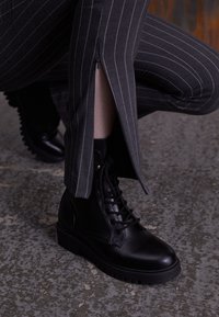 OLENNI - Botins de atacadores - black