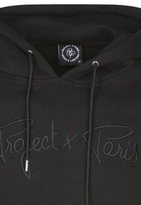 Zwarte hoodie met een koord, voorzien van reliëftekst "Project x Paris" aan de voorkant. Katoenmengsel met een zachte textuur, casual stijl.