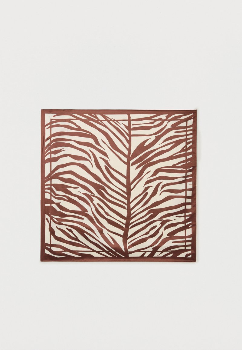 Τετράγωνο μαντήλι με σχέδιο ζέβρας σε καφέ και μπεζ αποχρώσεις και λεπτό καφέ περίγραμμα σε λευκό φόντο.