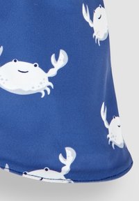 Tela azul con un patrón repetido de cangrejos de dibujos animados blancos con caras sonrientes, detallados con pequeños puntos y pinzas. Textura suave.