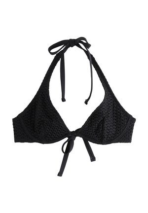 Musta virkattu bikiniyläosa, jossa on kolmionmuotoiset kupit ja säädettävät solmut niskassa ja selässä.