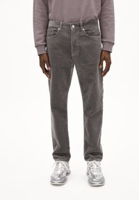 Grijze corduroy broek met een rechte pijpontwerp, subtiele verticale ribbeling, voorzakken en zilverkleurige hardware.