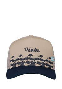 Beige stofflue med marineblå skjerm, med bølgemønster i mørkeblå og teksten "Waves" i svart. På siden er det en liten turkise logotag.