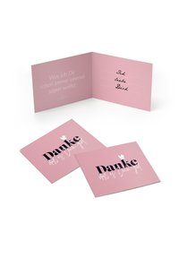 Roza čestitka s preklopnim dizajnom. Na prednjoj strani piše "Hvala," a unutrašnjost sadrži rukopisne poruke, delikatne fontove i grafiku laganog srca.