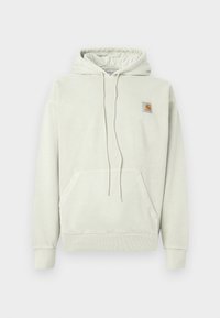 Sudadera gris claro hecha de tela suave, con un bolsillo canguro, capucha con cordón y un pequeño parche de logo en la parte superior izquierda.