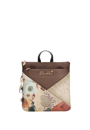 Zaino quadrato con motivi floreali astratti marroni, beige e colorati, tasca con cerniera e maniglia superiore, marchiato "Anekke" sulla parte anteriore.