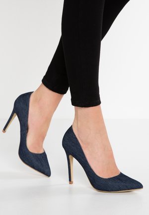 Jeansblau-Highheels mit spitzem Zeh und schlankem Stiletto-Absatz, aus strukturiertem Denimstoff in dunklem Blau.