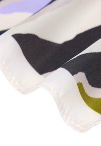Zijdeachtige stof met een abstract patroon in paars, zwart en olijfgroen op een witte achtergrond, met een gladde textuur en scherpe randen.