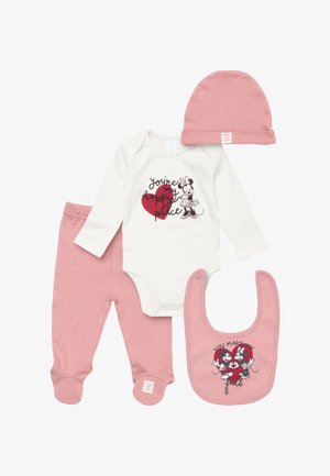 Set di abbigliamento per neonati con pantaloni rosa, cappellino, bavaglino con Topolino e Minni, e body a manica lunga bianco con la scritta "Sei il mio posto felice".