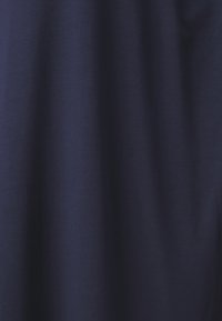 Marinblå bomullstyg med en mjuk textur, med subtila ljusreflektioner och en enhetlig färgton. Inga mönster eller ytterligare detaljer närvarande.