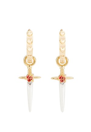 Kullast rõngaskõrvarõngad, millele on graveeritud südamed, igaüks ripub torgatud nõelaga, millel on punane roos ja hõbedane tera.