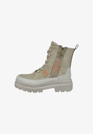 Bottines en suédine beige avec une semelle en caoutchouc blanc texturé, dotées de lacets, d'une fermeture éclair latérale et de détails de branding orange.