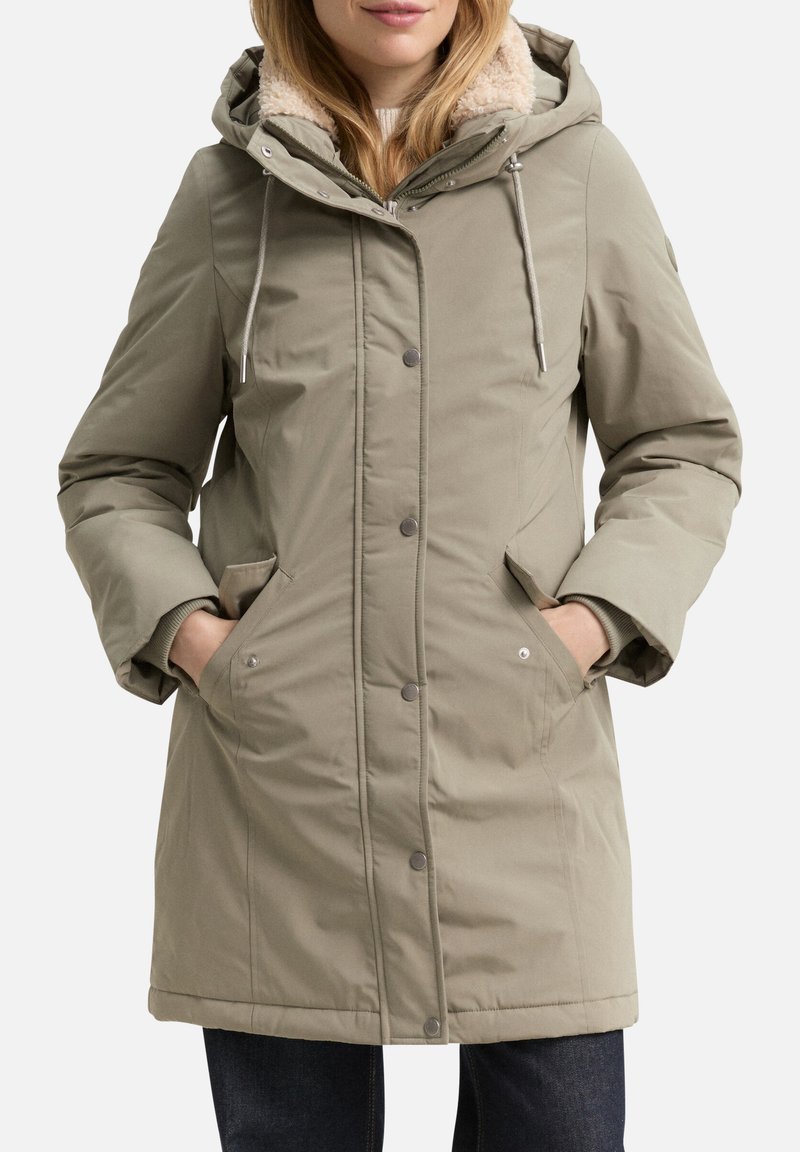 Gepolsterter Mantel in hellem Olivgrün, mit kapuze mit Kunstfellbesatz, seitlichen Taschen und Druckknopfverschlüssen. Glattes, strukturiertes Gewebe.