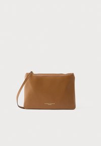 Torba od smeđe kože boje tamne čokolade sa zatvaračem na patent, tankog pravokutnog oblika i pričvršćenim remenom za ručni zglob. Na prednjoj strani su suptilno utisnuti brendirani detalji.