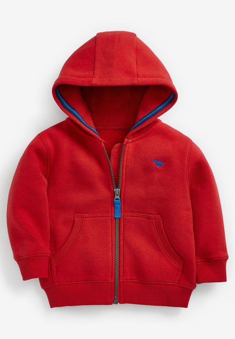 Sweat à capuche zippé rouge pour enfants avec doublure intérieure de la capuche bleue, poches avant, poignets côtelés et petit logo bleu brodé sur la poitrine.