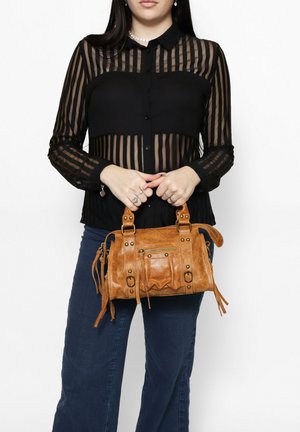 Piccola borsa a tracolla in pelle marrone con finitura testurizzata, due manici superiori e dettagli metallici decorativi. Dotata di una tasca con zip e dettagli in frange.